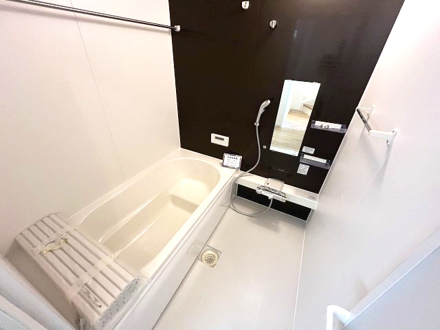 熱田区五番町2期　新築戸建　1号棟の浴室|清潔感のある広いホテルのような浴室では足を伸ばしてリラックスできるゆったりとした浴槽を設置！お子様と一緒に入浴することが出来ます♪