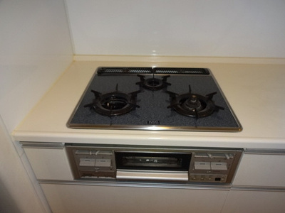 【設備】 | サーパス和歌山駅前 | ３口ガスコンロ　※前回募集時／２０１８年４月の写真