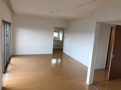 【居間・リビング】 | サーパス和歌山駅前 | ＬＤＫ（西側から望む）※前回募集時／２０１８年４月の写真