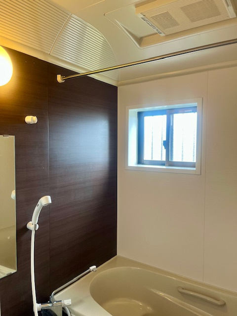 高島市新旭町旭中古戸建の浴室