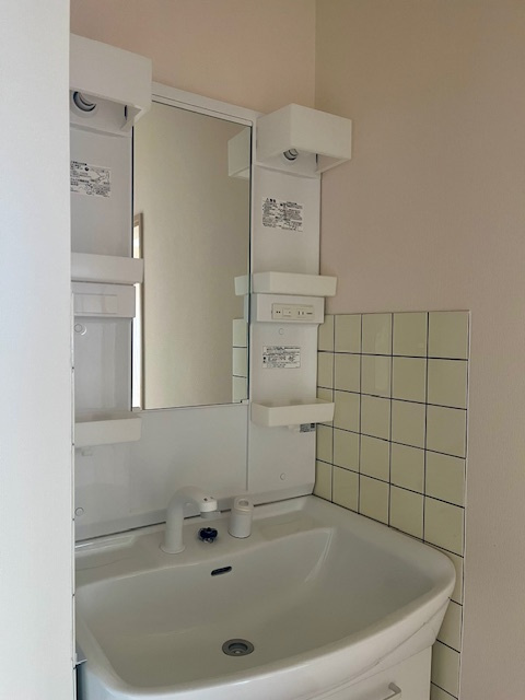 高島市新旭町旭中古戸建の洗面所