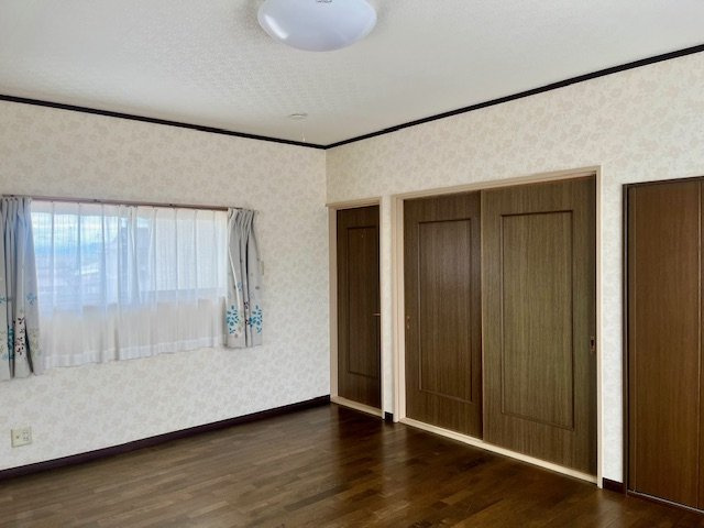 高島市新旭町旭中古戸建の洋室