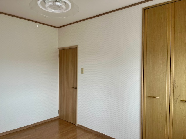 高島市新旭町旭中古戸建の洋室