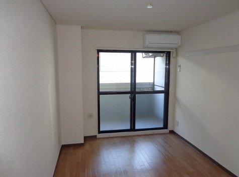 田中興産本社ビルの居間・リビング