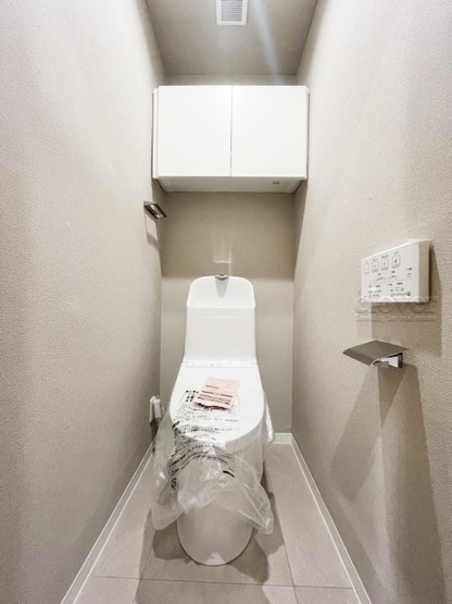 【トイレ】 | グリーンビレッジ豊玉 | 温水洗浄便座付き　上部に収納を備えたトイレです。自宅の中でも最もプライベートな空間だからこそ、ほしい「落ち着き」がここにあります。～即日のご見学可能～　お問合せはお気軽にどうぞ。