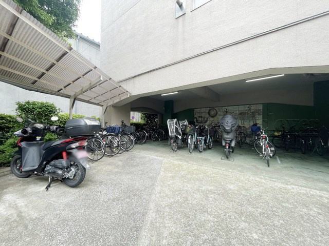 【駐車場】 | グリーンビレッジ豊玉 | バイク置き場。空き区画の有無や駐輪料金、サイズおよび排気量規定などについては、改めてお問い合わせください。～即日のご見学可能～　お問合せはお気軽にどうぞ。
