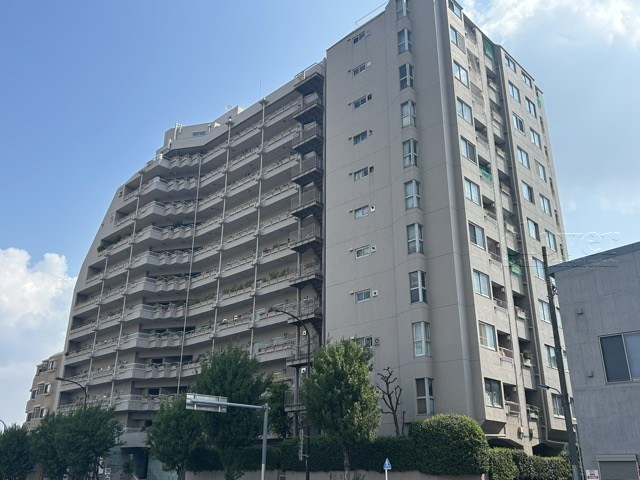 【外観】 | グリーンビレッジ豊玉 | 青空によく映える建物です。手入れの行き届いた外壁やマンション正面エントランスなど、綺麗な姿をぜひ一度、現地にてご覧ください。～即日のご見学可能～　お問合せはお気軽にどうぞ。
