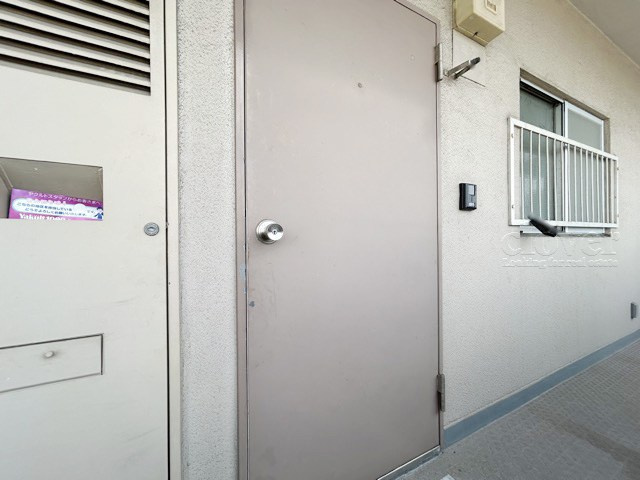 【その他共用部分】 | グリーンビレッジ豊玉 | 皆様をお迎えする、お部屋の玄関ドア。開けやすさや開放角度、ドアノブの操作しやすさや鍵の形状などを、現地で一度ご確認ください。～即日のご見学可能～　お問合せはお気軽にどうぞ。