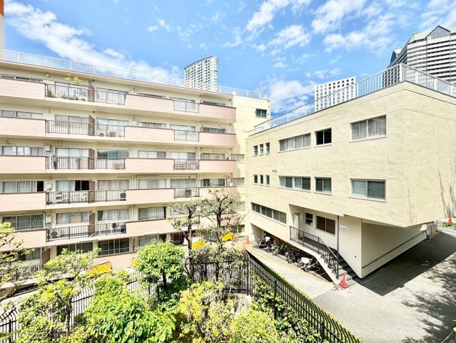 インペリアル赤坂フォーラムの展望|前面に建物がなく、赤坂の街並みを望む開放的な眺望が魅力。都心の景色を日常に取り込む、上質で贅沢なバルコニー空間です。