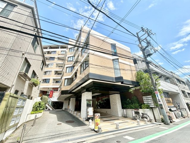インペリアル赤坂フォーラムの外観|東京都港区赤坂7丁目に位置する1983年築の分譲マンションです。総戸数212戸の大規模コミュニティで、都心でありながら閑静な住環境を提供しています。ホテルライクな共用部のデザインも好評です。