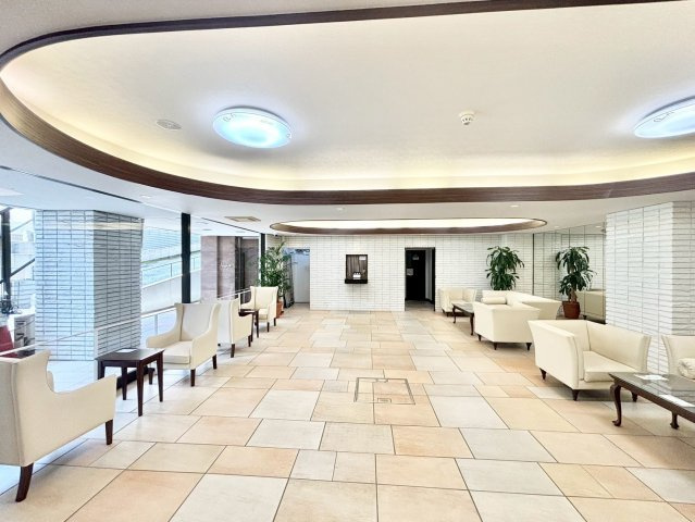 インペリアル赤坂フォーラムのその他共用部分|ベージュを基調とした柔らかい雰囲気で、ソファーセットが設置され、ホテルのような品格があります。