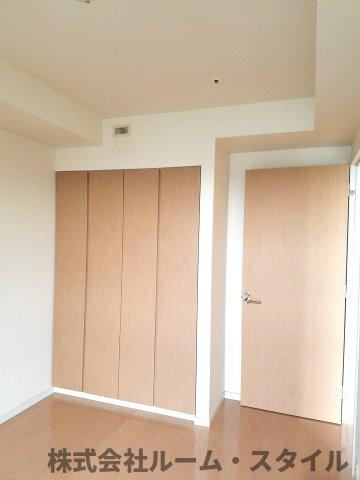 パークシティ武蔵小杉ミッドスカイタワーの洋室|収納豊富な6.2帖洋室　落ち着いた色合いで穏やかな時間を過ごせます