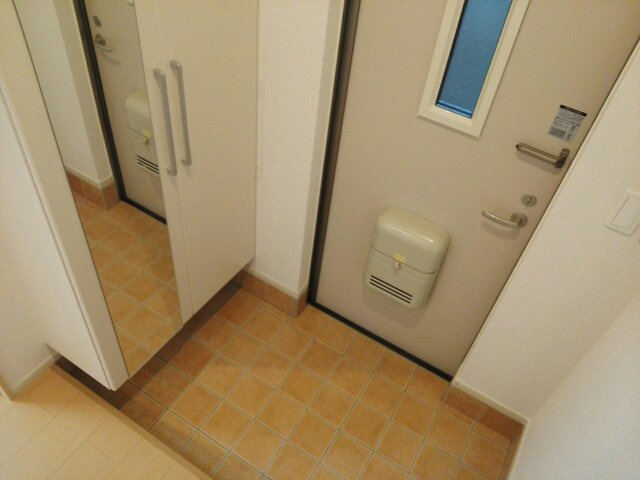 プランドール高安の玄関