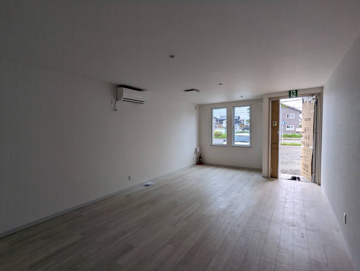 昭和中央3-2-4貸店舗の居間・リビング