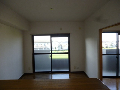 【居間・リビング】 | クレイドル | こちらのリビングで趣味の時間をお楽しみください