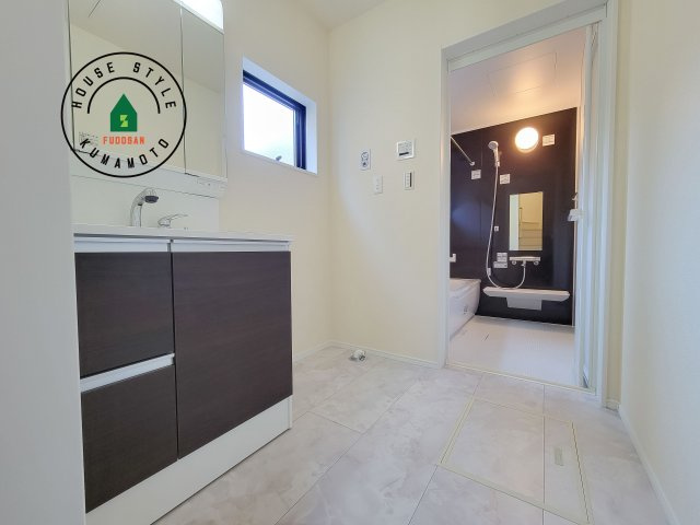 合志市須屋第12-2棟（1号棟）の脱衣所|ゆとりの洗面スペースで朝の身支度もスムーズに。暮らしを快適に変えるシャワー付洗面台です！