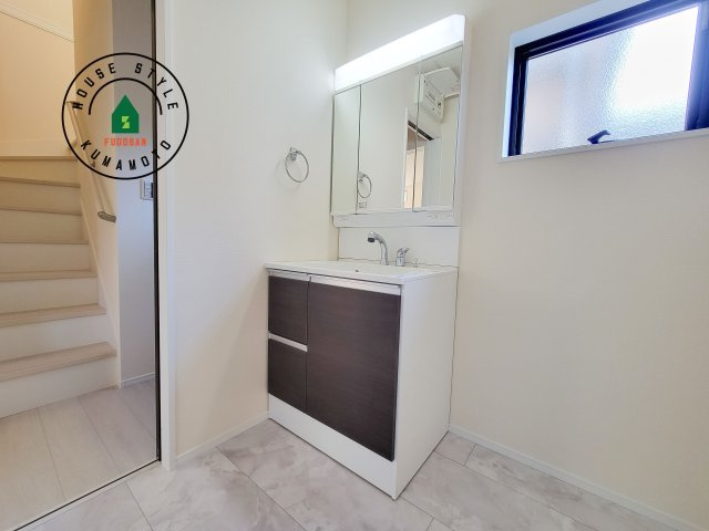 合志市須屋第12-2棟（1号棟）の独立洗面台|毎日使うものだから清潔な空間を保ちたい水回り。洗面にはそんな願いを解消させてくれる収納アイデアが満載です。三面鏡の裏側にはキャビネットが現れ小物から背の高い物まで収納できます。