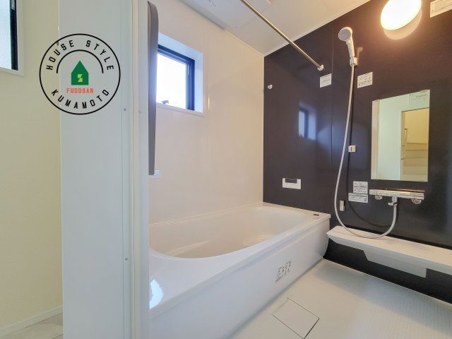 合志市須屋第12-2棟（1号棟）の浴室|1日の疲れを癒してくれる広々バスルーム。雨の日のお洗濯にも大活躍な浴室乾燥機付です！