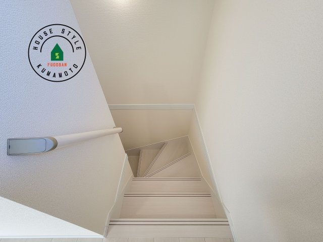 合志市須屋第12-2棟（1号棟）の内装|＜手すり付階段＞手すりがないと階段の昇り降りで危険なことはもちろん、壁に手をつきながら歩くことで壁紙が汚れやすくなります。すべての方に快適に昇り降りしていただくため、手すりを設置しました。