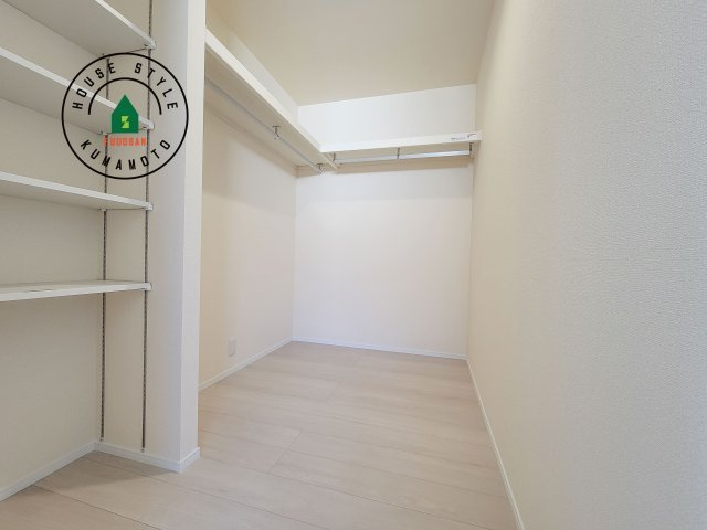合志市須屋第12-2棟（1号棟）の収納|洋服や大きな荷物が多い方や人数の多いご家族などは、一般的なクローゼットよりもウォークインクローゼットのほうが使い勝手が良いです。