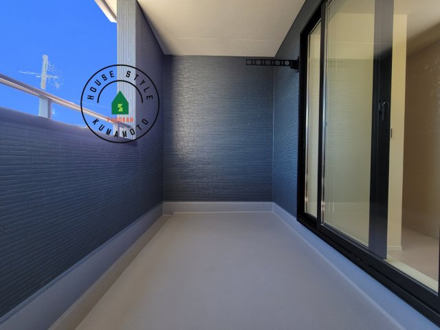 合志市須屋第12-2棟（1号棟）のバルコニー|風をしっかりと感じられるバルコニーでは、毎日が洗濯日和です。広々としているので洗濯も楽しくなるでしょうし、気分転換にバルコニーからの眺めを楽しむのもいいでしょう。