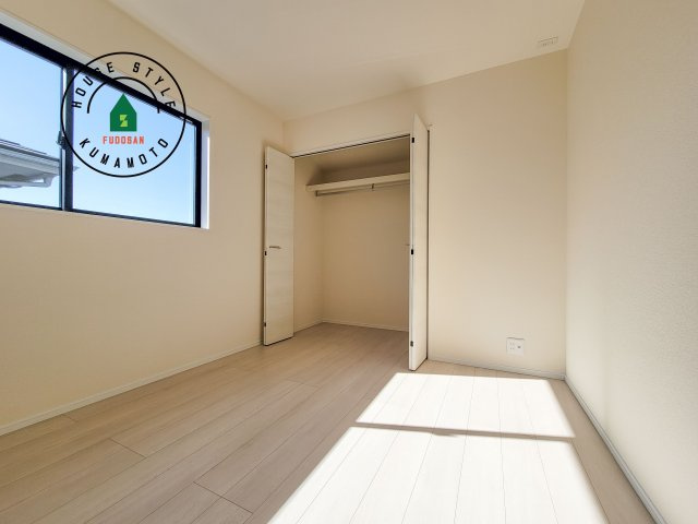 合志市須屋第12-2棟（1号棟）の洋室|採光良好な洋室は全居室、複層ガラスの遮熱効果と断熱効果で、一年中快適に過ごせます。