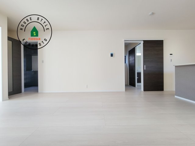 合志市須屋第12-2棟（1号棟）の居間・リビング|キッチンからリビングをしっかり確認できます。家族の笑顔があふれる空間になりそうですね。