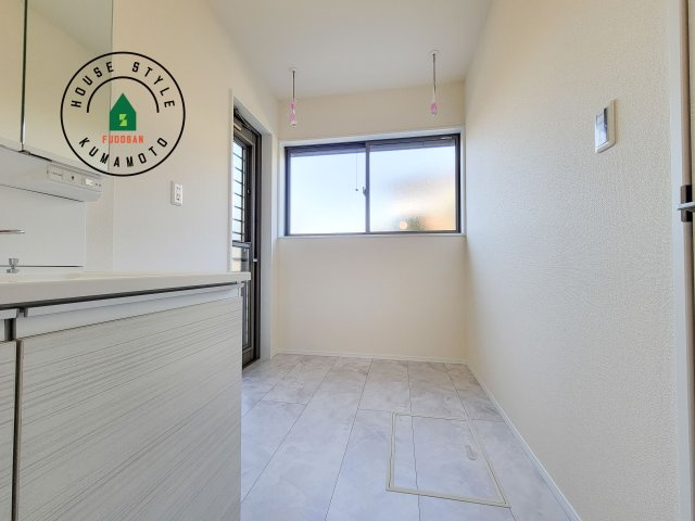 合志市須屋第12-2棟（2号棟）の脱衣所|ゆとりの洗面スペースで朝の身支度もスムーズに。暮らしを快適に変えるシャワー付洗面台です！