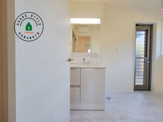 合志市須屋第12-2棟（2号棟）の独立洗面台|毎日使うものだから清潔な空間を保ちたい水回り。洗面にはそんな願いを解消させてくれる収納アイデアが満載です。三面鏡の裏側にはキャビネットが現れ小物から背の高い物まで収納できます。