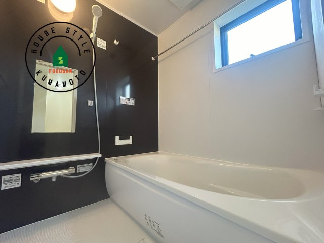 合志市須屋第12-2棟（2号棟）の浴室|1日の疲れを癒してくれる広々バスルーム。雨の日のお洗濯にも大活躍な浴室乾燥機付です！