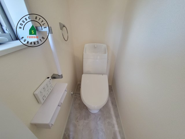 合志市須屋第12-2棟（2号棟）のトイレ|温水洗浄便座を完備しております。2ヶ所にトイレがあるのは朝の慌ただしい時間も安心です。