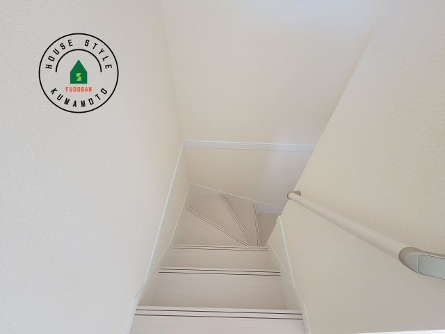 合志市須屋第12-2棟（2号棟）の内装|＜手すり付階段＞手すりがないと階段の昇り降りで危険なことはもちろん、壁に手をつきながら歩くことで壁紙が汚れやすくなります。すべての方に快適に昇り降りしていただくため、手すりを設置しました。