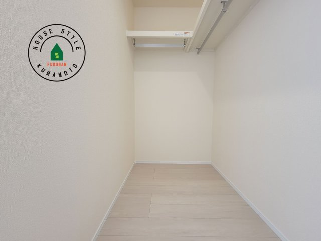 合志市須屋第12-2棟（2号棟）の収納|洋服や大きな荷物が多い方や人数の多いご家族などは、一般的なクローゼットよりもウォークインクローゼットのほうが使い勝手が良いです。