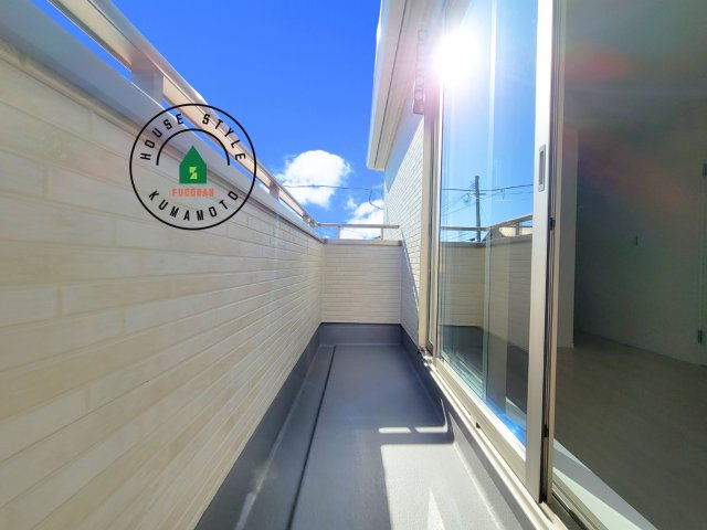 合志市須屋第12-2棟（2号棟）のバルコニー|風をしっかりと感じられるバルコニーでは、毎日が洗濯日和です。広々としているので洗濯も楽しくなるでしょうし、気分転換にバルコニーからの眺めを楽しむのもいいでしょう。