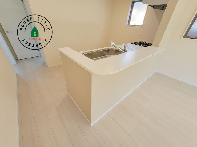 合志市須屋第12-2棟（2号棟）のダイニング|会話が弾む場所として居心地の良いリビングです。