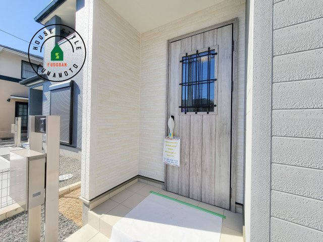 合志市須屋第12-2棟（2号棟）の玄関|おでかけの時も帰った時も、「我が家」を最初に感じでもらえる素敵な空間に。