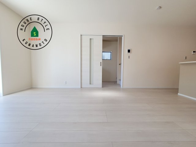 合志市須屋第12-2棟（2号棟）の居間・リビング|キッチンからリビングをしっかり確認できます。家族の笑顔があふれる空間になりそうですね。