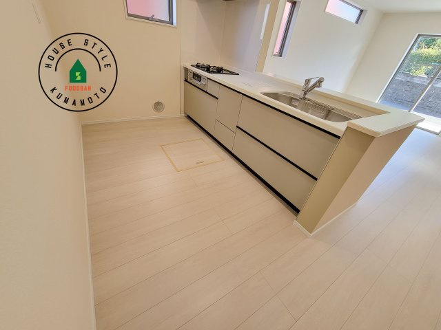 合志市須屋第12-2棟（2号棟）のキッチン|ダイニングテーブルへの配膳がラクラク、お料理はかどるカウンター付きシステムキッチン！