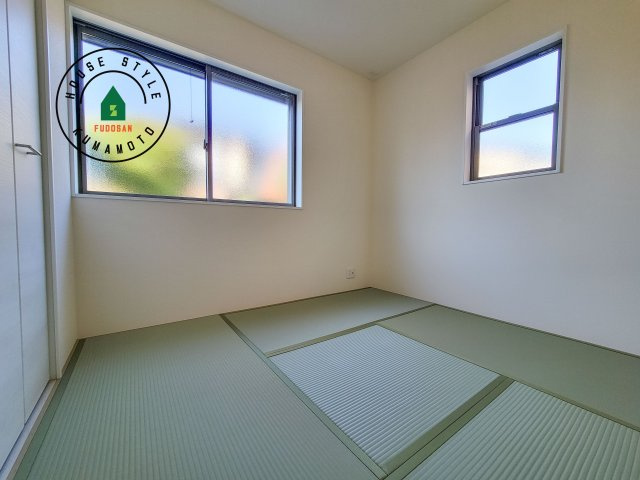 合志市須屋第12-2棟（2号棟）の和室|和室を上手に活用すると暮らし方の幅が広がります。例えば普段は開け放して、子供の小さいうちはお昼寝や遊びのスペースに。畳はソフトなので転んでもケガをしにくく安心です