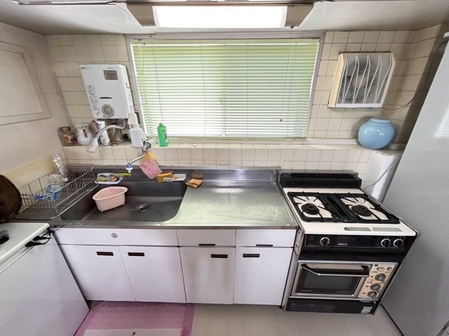 ハイツ一王山 A棟のキッチン|コンロは２口であり、食材をカットするスペースも十分に確保しているので楽々とお料理が楽しめそうです♪