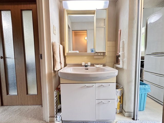 ハイツ一王山 A棟の独立洗面台|収納スペース完備で、消耗品など収納できます！コンセントもついており、ドライヤーなども洗面スペースでお使いいただけます♪
