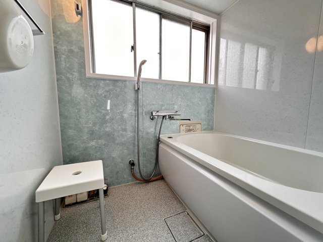 ハイツ一王山 A棟の浴室|2023年4月頃にお風呂リフォーム済みです♪大きな窓もついており、自然換気可能です♪