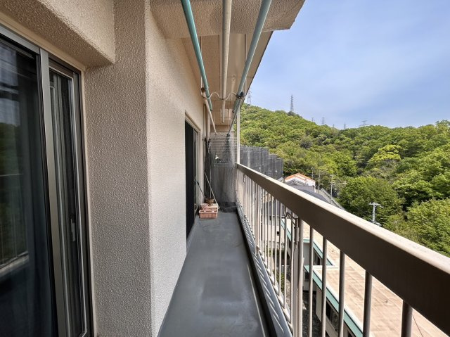 ハイツ一王山 A棟のバルコニー|南ワイドバルコニーでリビングと和室約4.5帖のお部屋から出入り可能です♪