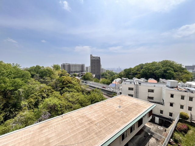 ハイツ一王山 A棟の展望|バルコニーからは「山」も「海」も見え、神戸を感じることのできる眺望です！