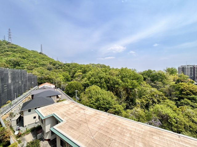 ハイツ一王山 A棟の展望|バルコニー前方には建物がなく眺望がよく開放感があります♪
