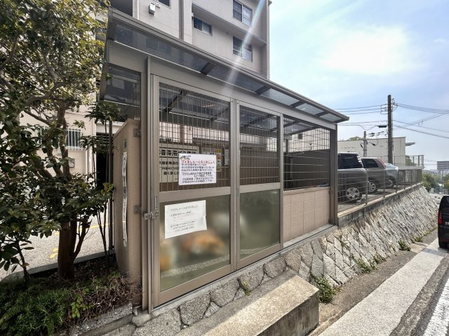 ハイツ一王山 A棟のその他|マンション入り口にゴミステーションございます！