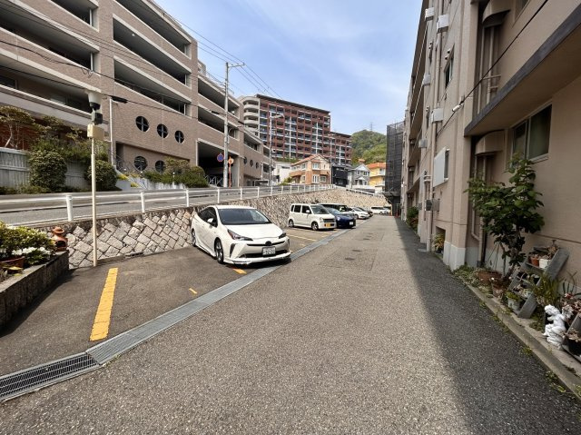 ハイツ一王山 A棟の駐車場|敷地内に駐車場スペースございます。（現在空無）