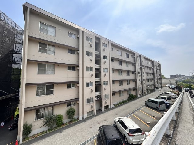 ハイツ一王山 A棟の外観|価格：590万円　ハイツ一王山A棟5階部分！
阪急電鉄神戸線「六甲」駅までバス乗車約１０分！