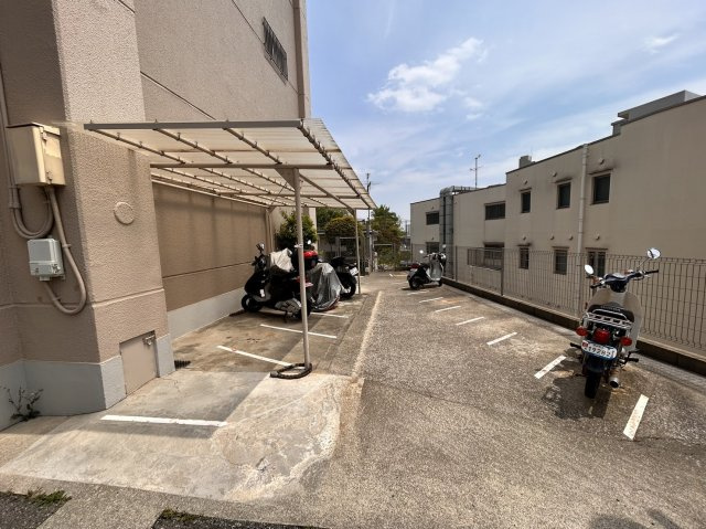 ハイツ一王山 A棟の駐輪場|敷地内に駐輪スペースございます。