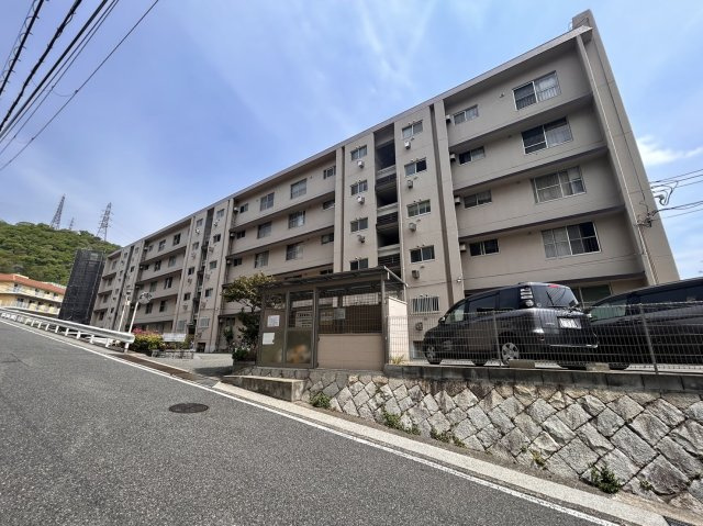 ハイツ一王山 A棟の外観|価格：590万円　ハイツ一王山A棟5階部分！
阪急電鉄神戸線「六甲」駅までバス乗車約１０分！